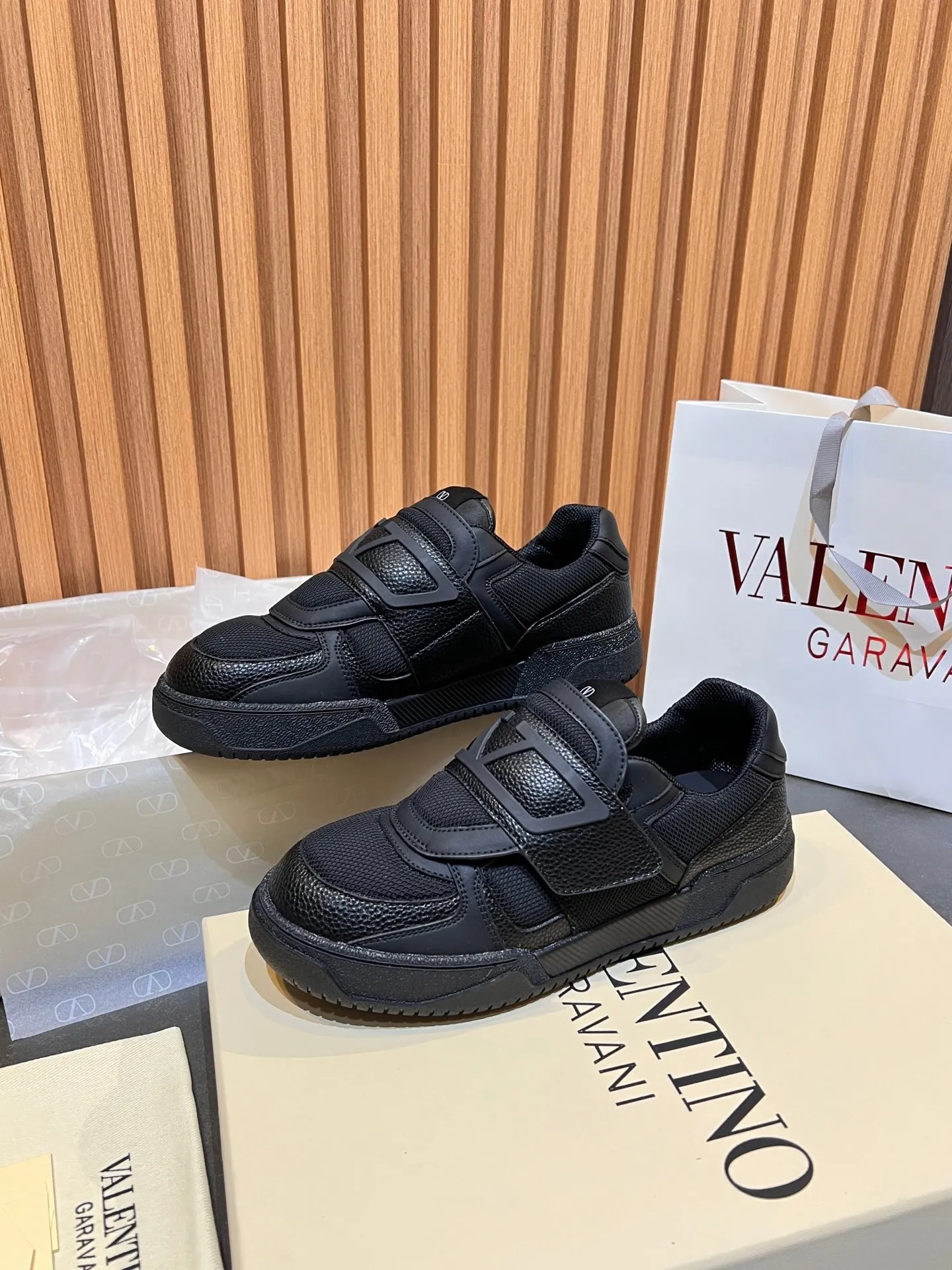 Men's men's shoes 💰760 VLTN Valentin 𝑶𝒏𝒆𝑺𝒕𝒖𝒅 Couple's sneaker series Valentino 2025 new couple's sneakers are on sale. The original ZP purchased and disassembled. Repeated pattern making and modification. The strength must be restored one to one! Top luxury masterpiece Velcro design Soft and comfortable imported calfskin 🧧brings excellent and elegant texture and excellent on-foot comfort Top purchasing version upper: imported calfskin surface/original oil edge craftsmanship Inner: water-dyed cowhide lining Outsole: original development 𝐓𝐏𝐔 two-color combination outsole Packaging: original configuration complete package Code number: 35-46 (45 46 customized)